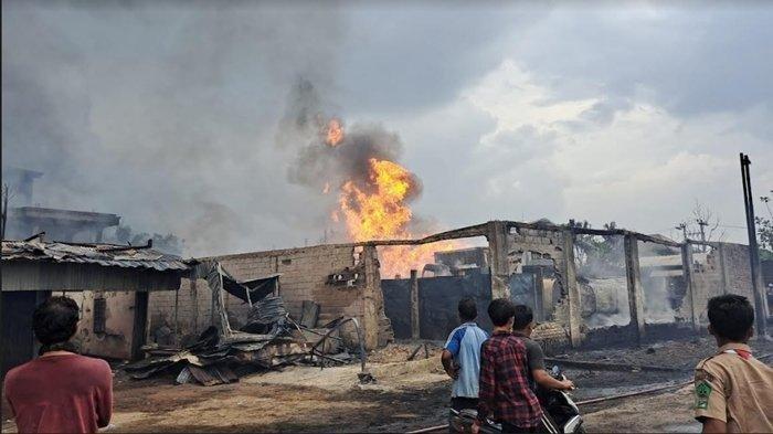 Gudang BBM Ilegal di Lampung Selatan Terbakar Menghanguskan Dua Truk