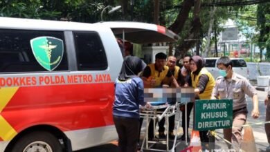 Warga evakuasi wanita yang menceburkan diri dengan bayi di tempat tempat Ancol