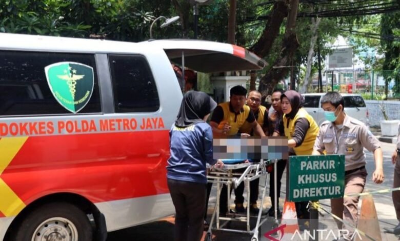 Warga evakuasi wanita yang menceburkan diri dengan bayi di tempat tempat Ancol